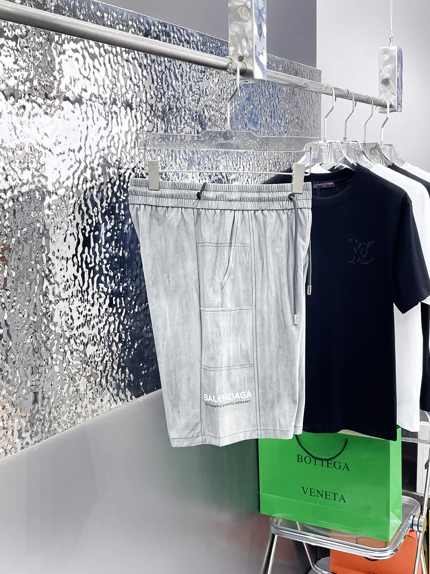 Balenciaga's three-standard complete 2026 summer New Arrival men's casual shorts, advanced custom-made Breathable fabric, Breathable fabric, extremely stretchy and comfortable, impeccable details, top-grade accessories, original logo design concept, delicate and soft feel! The upper body fit is awesome! Size: M-XXXL Please state your height and weight when ordering